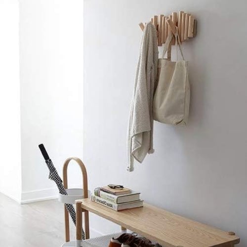 ديكور و علاقة خشبية بخطافات تثبت على الحائط