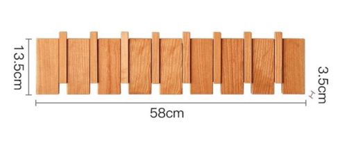 ديكور و علاقة خشبية بخطافات منتهيه بشكل مربع