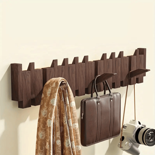 ديكور و علاقة خشبية بخطافات وألوان مختلفة