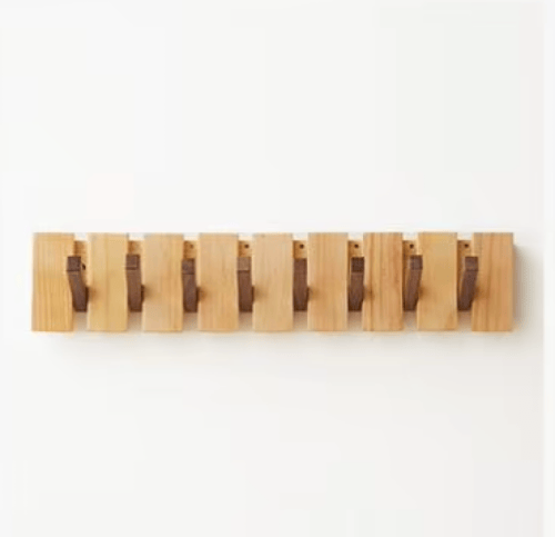 ديكور و علاقة خشبية بخطافات منتهيه بشكل مربع