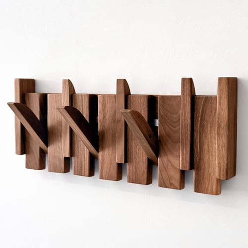 ديكور و علاقة خشبية بخطافات وألوان مختلفة