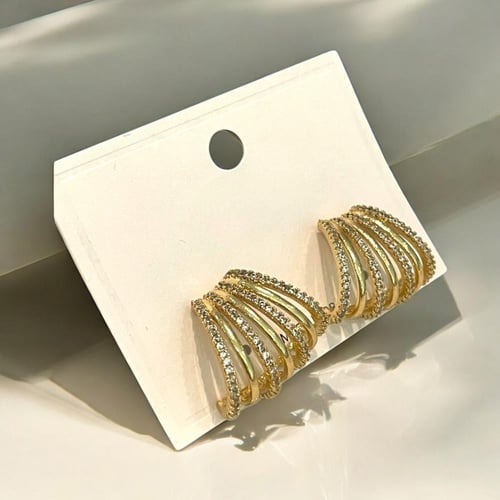 أقراط بتصميم مميز مغطاة بالزركون بشكل جزئي مطلية ذ...