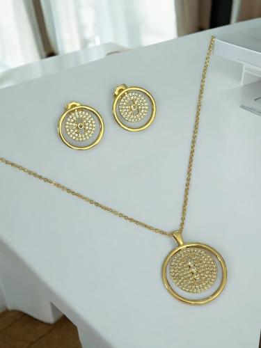 طقم جديد مستوحى من ماركة مطلي ذهب