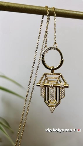 سلسال موديل Serenay مطلي ذهب مع حلقة محاكى للألماس...