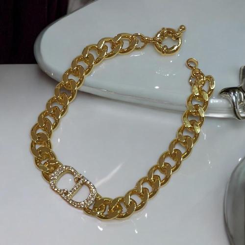سوار جنزير بتصميم مستوحى من ديور مع شعار مغطى بالز...