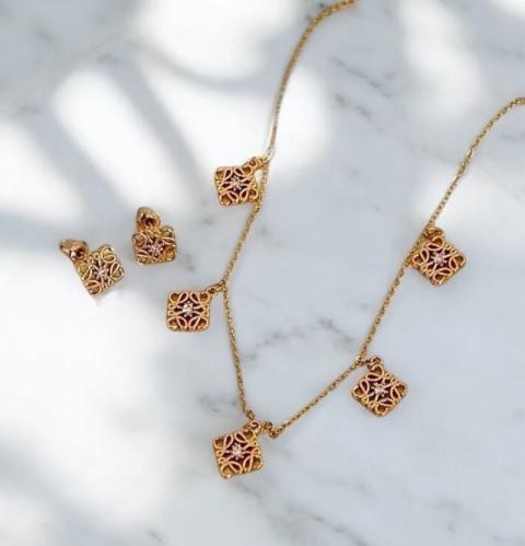 طقم ناعم مطلي مستوحى من ماركة عالمية