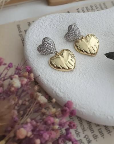 حلق القلوب مطلي ذهب ومرصع بالزركون شبيه الألماس