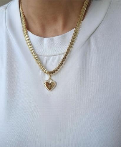 عقد عريض مزين بقلب