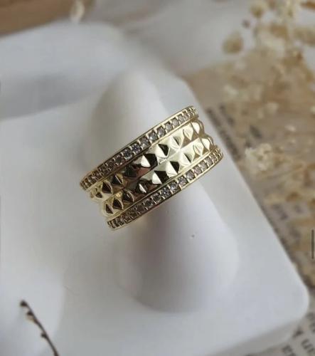 خاتم عريض مطلي مزين بالزركون من الاطراف