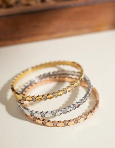 مجموعة عريضة من ثلاث اساور بتصميم مستوحى من شوميه...