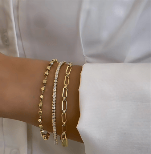 اسوارة مطلية بالذهب بتصميم مزدوج راقٍ .