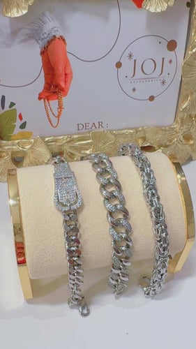 ست ربط وبريق عبارة عن مجموعة من ثلاث أساور مطلية .