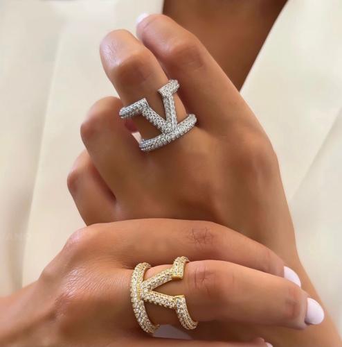 خاتم مطلي مستوحى من ماركة فلانتينو مطلي بالذهب .