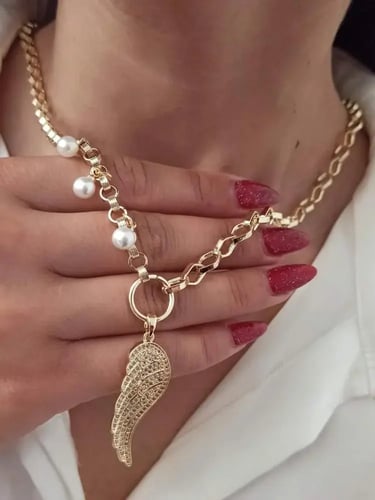 سلسال مطلي ذهب عيار ١٤ بتعليقة جناح مرصعة بالزركون...