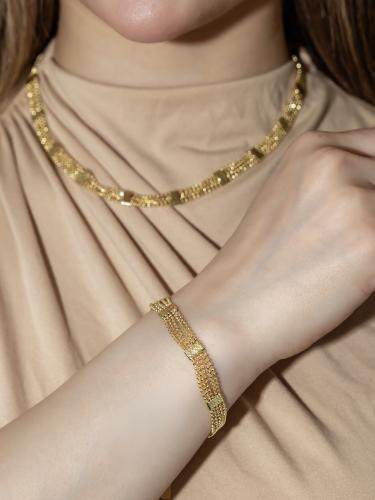 طقم مطلي ذهب بتصميم كاجوال وأنيق.