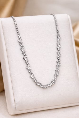 سلسال تنس مرصع بحجر الباغيت مطلي بالذهب .