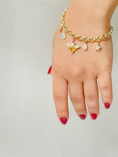 تشيكلية أسوار جنزير مطلي ذهب مزينه بعدد من التعليق...