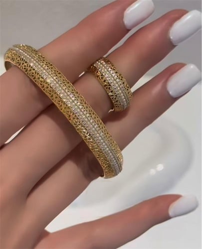 طقم إسوارة مع خاتم بتصميم ملكي مطلية بالذهب