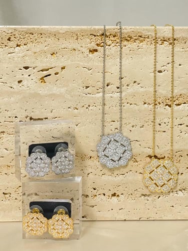 طقم ناعم مغطى بالزريكون ومزين باللؤلو