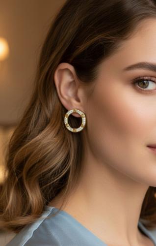 حلق بتصميم مستوحى مو كارتير مطلي ذهب .