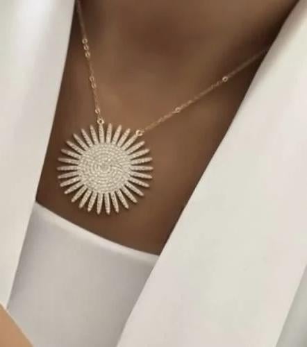 سلسال كالشمس مطلي بماء الذهب ومرصع بالزركون