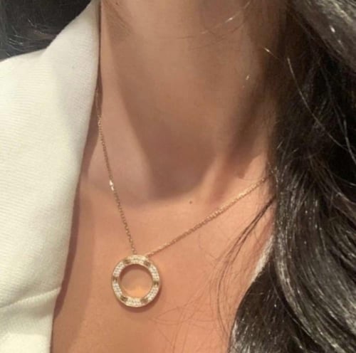 سلسال بتصميم مستوحى من كارتير لون ذهبي مرصع بالزرك...