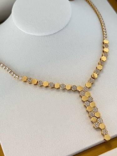 طقم شوميه تنس مؤلف من قطعتين مطلي ذهب .