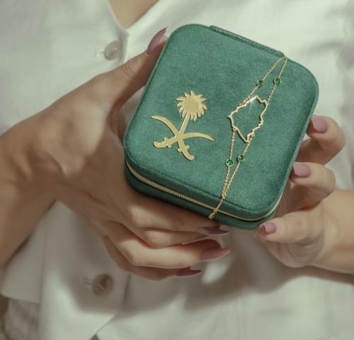 اسوارة خريطة المملكة مطلية ذهب