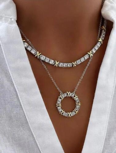 عقد محاكى من ماركه موديل XO لون ذهبي وفضي