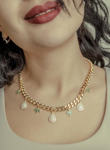 سلسال فرفشه مطلية ذهب بجودة عالية مزين بعدد من الت...