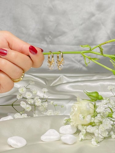 حلق مطلي مزين بالفص الابيض