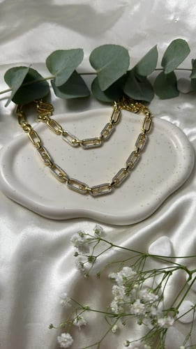 طقم مطلي بماء الذهب ومزين بفصوص دقة الألماس