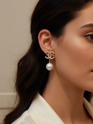 أقراط أذن لولو بتصميم مستوحى من ماركة شانيل مطلي ذ...