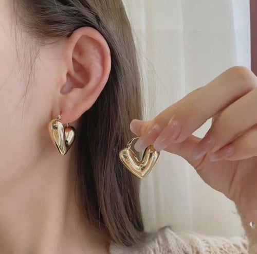 أقراط على شكل قلب مطلية ذهب