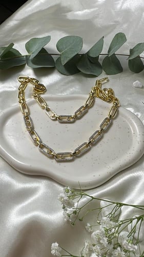 طقم مطلي بماء الذهب ومزين بفصوص دقة الألماس