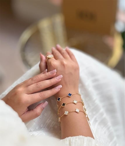 أساور ميني مستوحاه من ماركة مطليه مختومه .