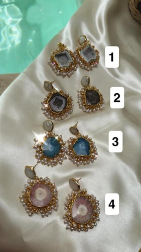 حلق مطلي بالذهب مزين بالأحجار واللؤلؤ ( شغل يدوي )