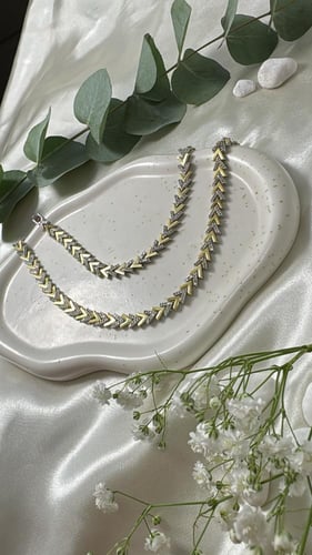 طقم مثلثات مطلي بماء الذهب ومزين بالزريكون