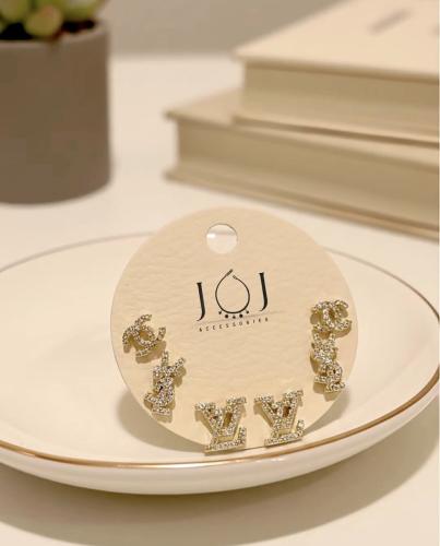 بيرسينج حروف مستوحاة من ماركات عالمية مغطاة بالزرك...