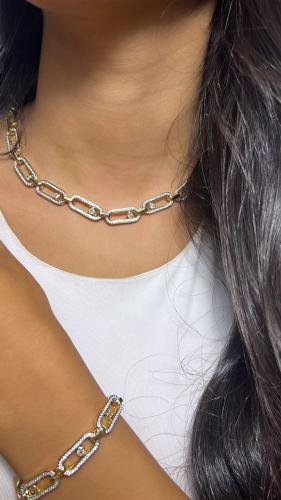 طقم مطلي بماء الذهب ومزين بفصوص دقة الألماس