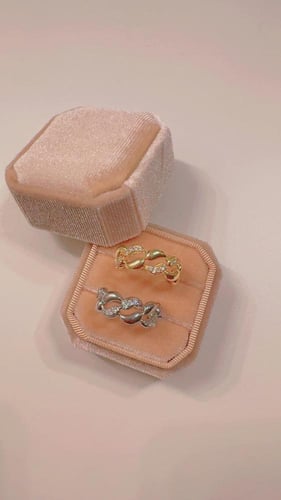 خاتم أنيق مطلي بماء الذهب مزبن بالزركون البراق