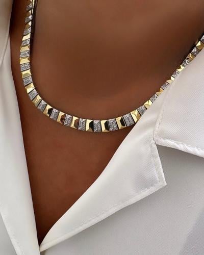 عقداً يجمع بين اللون الذهبي والفضي ومرصع بالزريكون...