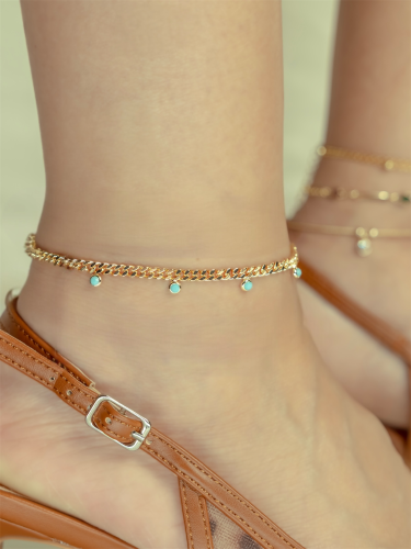 خلخال مع تعليقات بشكل خرزات زرقاء مطلي ذهب.