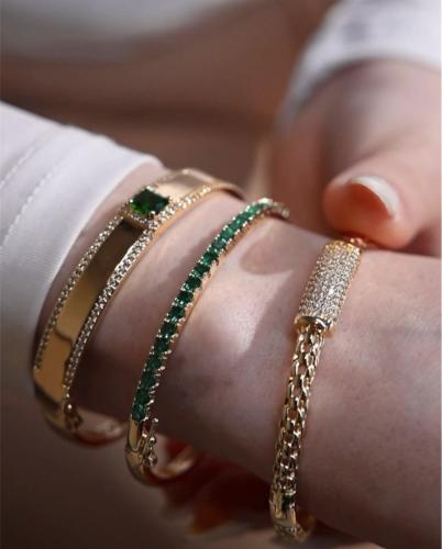 السيت المميز مطلي بالذهب .