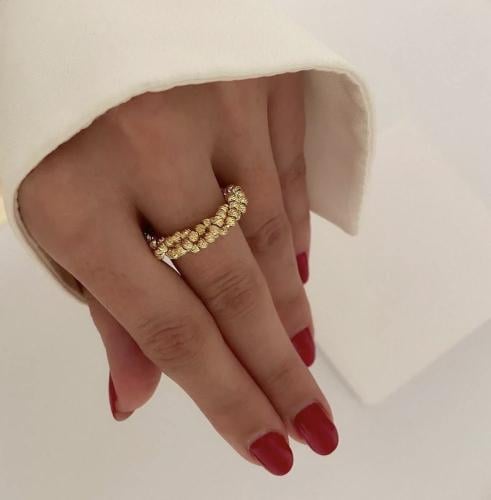 خاتم مجدول مؤلف من صفوف كرات مطلي ذهب .