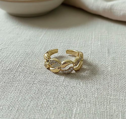 خاتم أنيق مطلي بماء الذهب مزبن بالزركون البراق