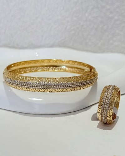 طقم إسوارة مع خاتم بتصميم ملكي مطلية بالذهب