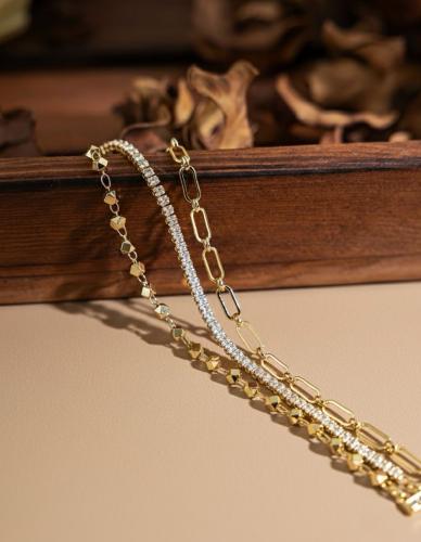 اسوارة مطلية بالذهب بتصميم مزدوج راقٍ .