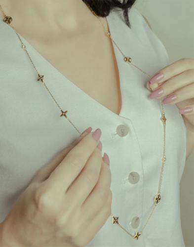 سلسال إطلالة ملكية طويل مطلي ذهب عيار 18 .