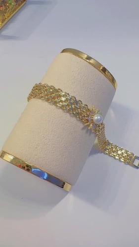 إسوارة مطلية ذهب كالذهب مزينه بحبه لؤلؤ